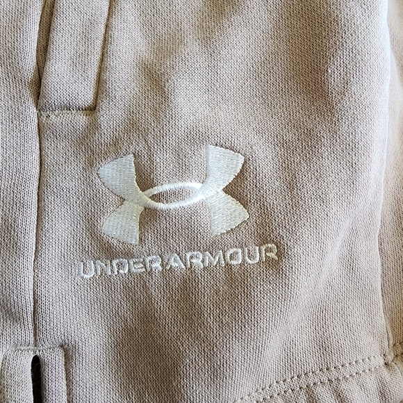 Under Armour UA Play Up 2-in 1 Essential Fleece Shorts Beige Women's Small S EUC - Picture 6 of 8